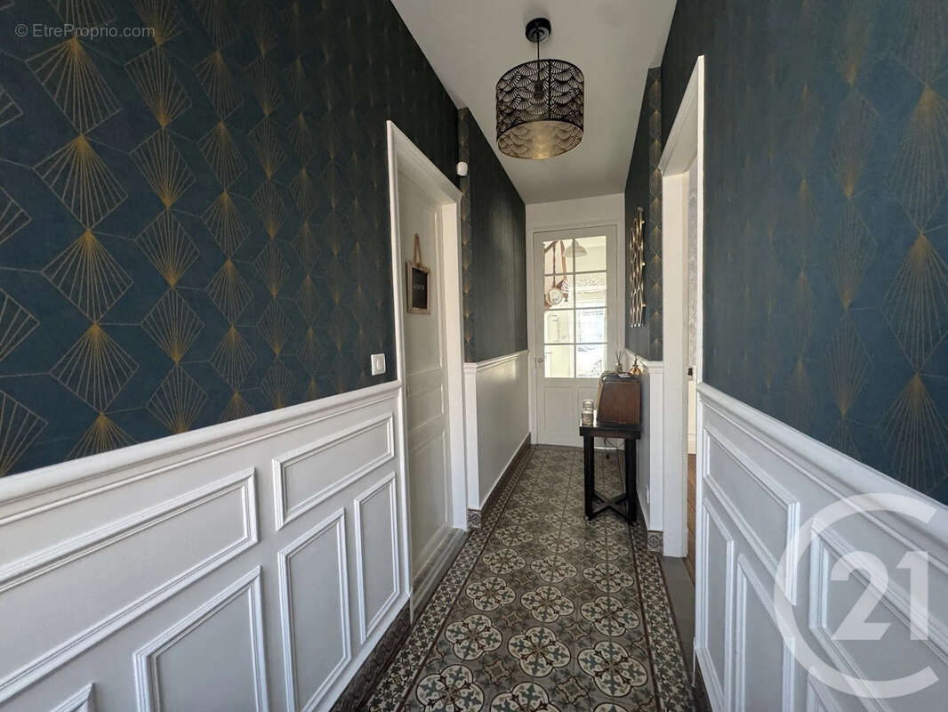 Maison 245 m² à Saint-Quentin  - photo 5