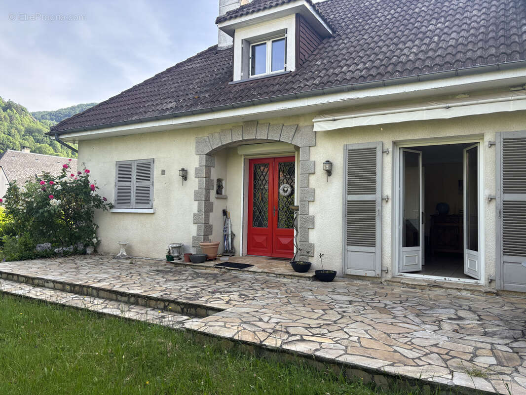 Maison à VIC-SUR-CERE