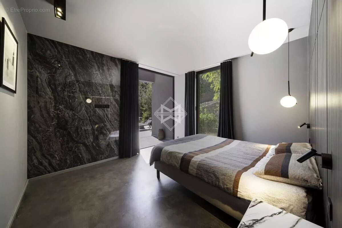 Contemporaine à pied du village - photo 8