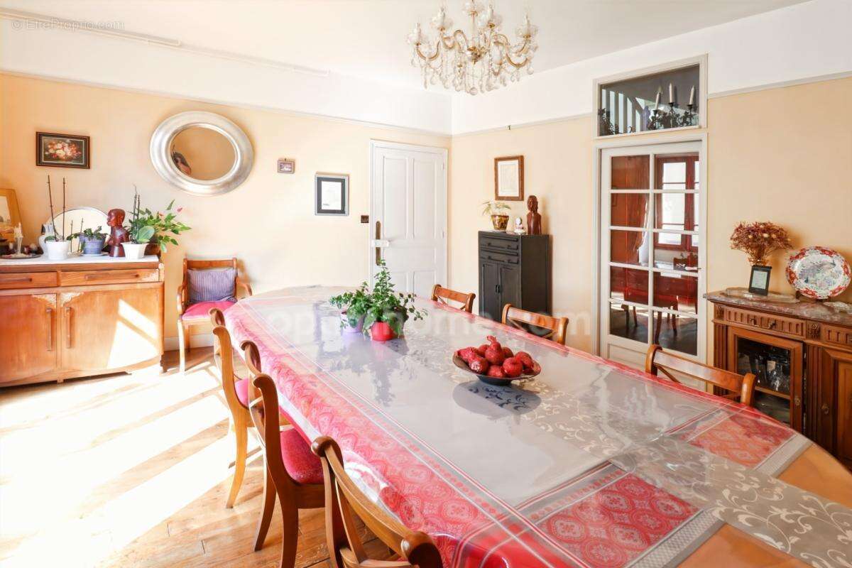 Maison de Charme et de Caractère de 353 m² - 9 Pièces - 6 Chambres sur parcelle de 662 m² - BELLAC 87300 - photo 11