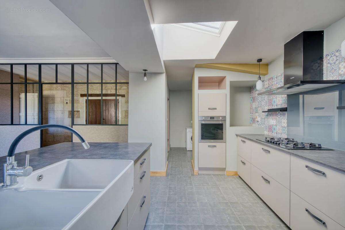 Maison de caractère de 242 m² - Saintes - photo 8