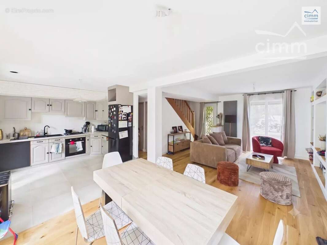 maison de 112 m2 plein centre de Pont Péan - photo 2
