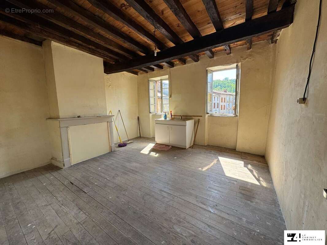 Maison à MONTBRUN-BOCAGE