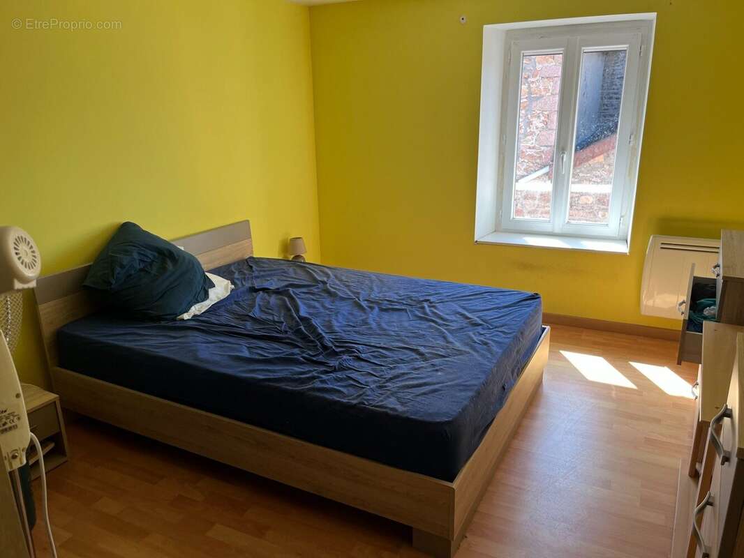 Appartement à COURS-LA-VILLE