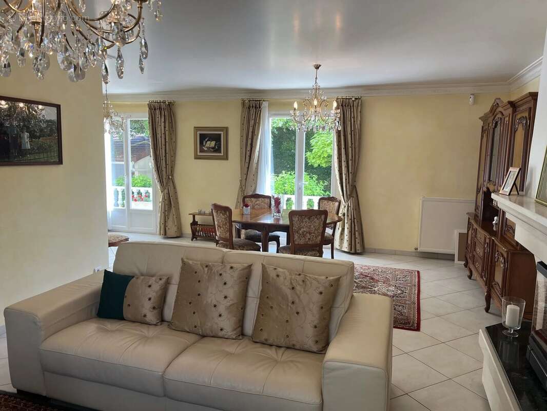 Maison à LES CLAYES-SOUS-BOIS