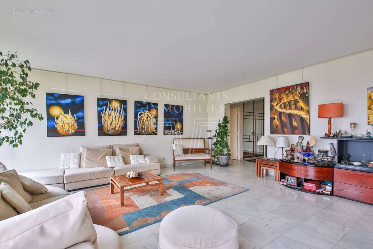 Appartement à PARIS-16E