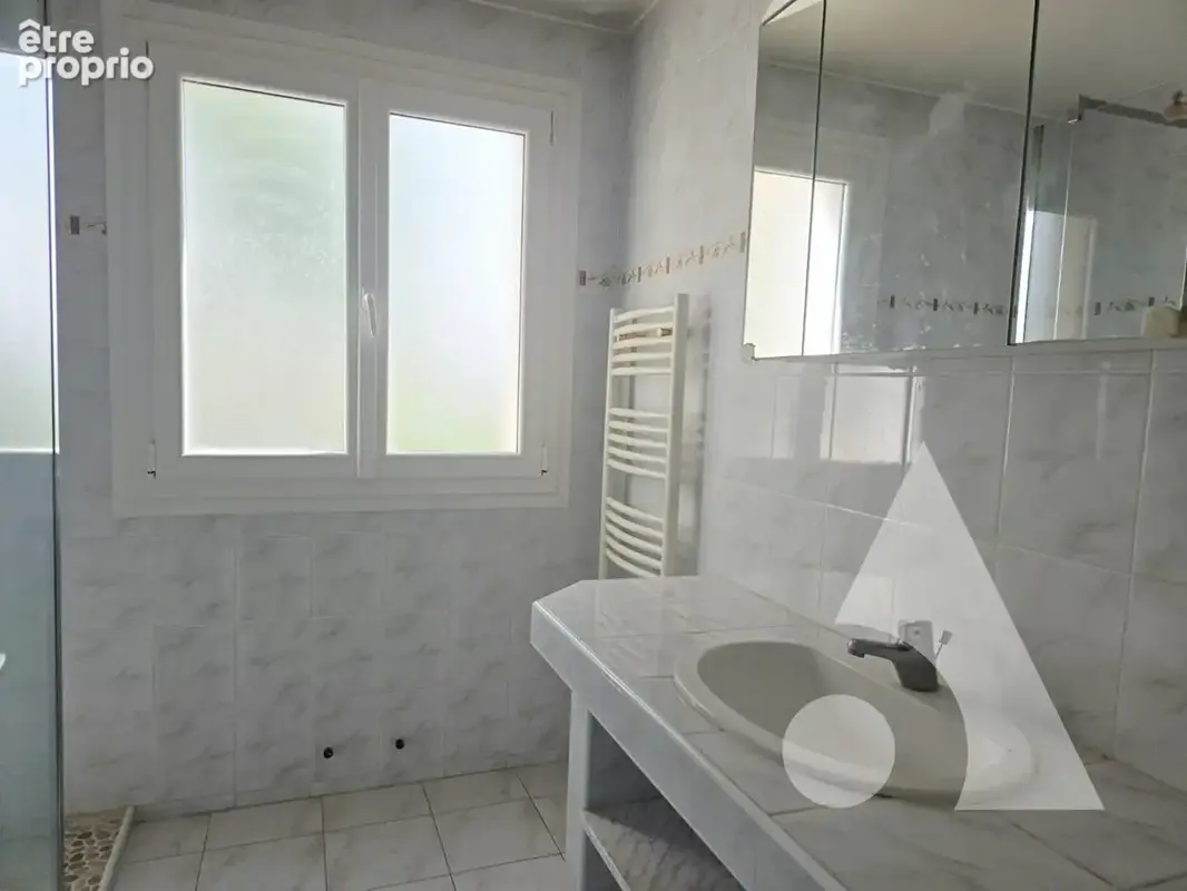 Spacieux T3 de 77 m²env.  avec Terrasse, Parking & Cave - FREJUS PLAGE - photo 8