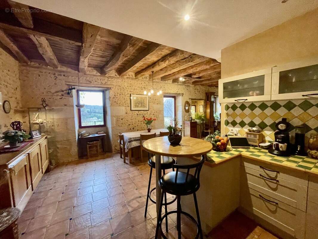 Maison à SAINT-PIERRE-DE-CHIGNAC