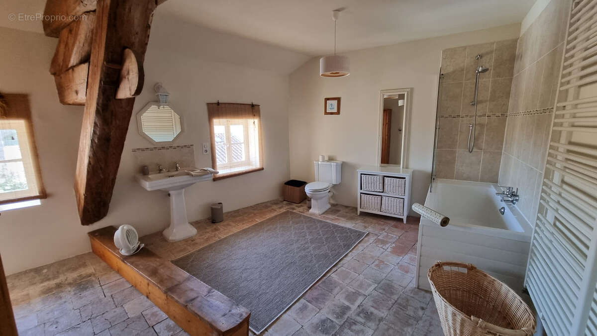 Maison à MONTOULIERS