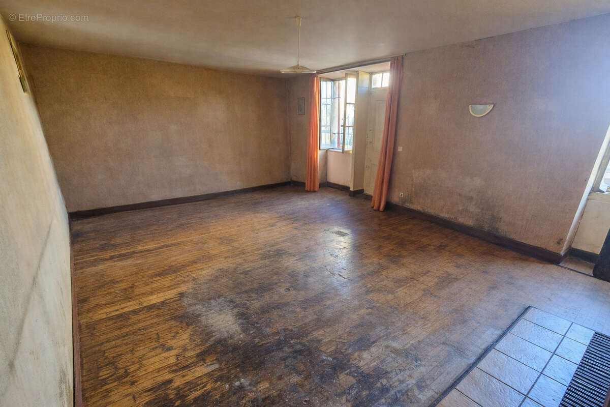 Maison à EYMOUTIERS