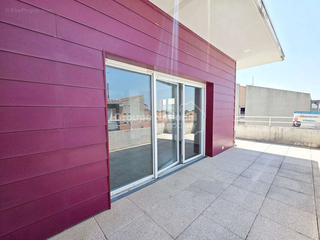 À vendre -Bel appartement T2 de 43 m² avec grande terrasse et double parking -Centre-ville de Miramas - photo 2