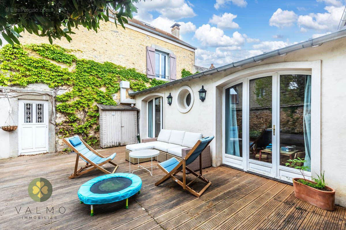 Maison à LA QUEUE-LES-YVELINES