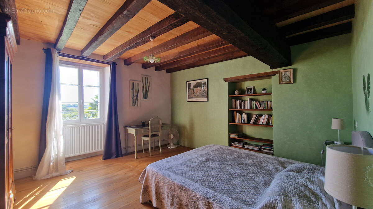 Maison à MONTMOREAU-SAINT-CYBARD