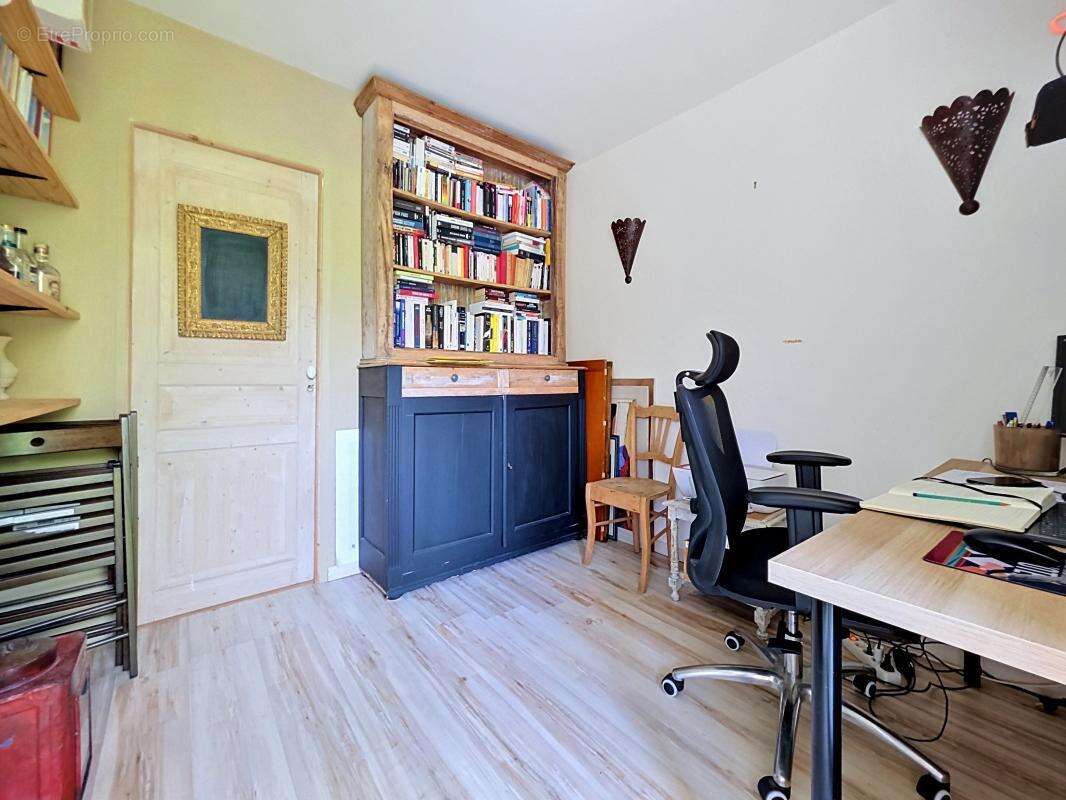 Maison - 3 Chambres - 1 Bureau - Garage à motos - Jardin - Place de stationnement - Au cœur de la ville - Proche commodités - photo 18