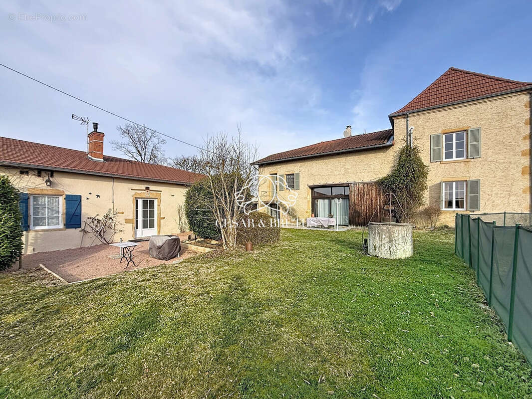 Maison à POUILLY-SOUS-CHARLIEU