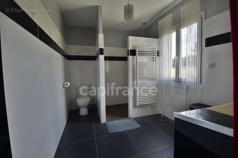 Propriété au calme - 5 chambres - T3 attenant - garage XXL - piscine - à MARMANDE (47) - photo 28
