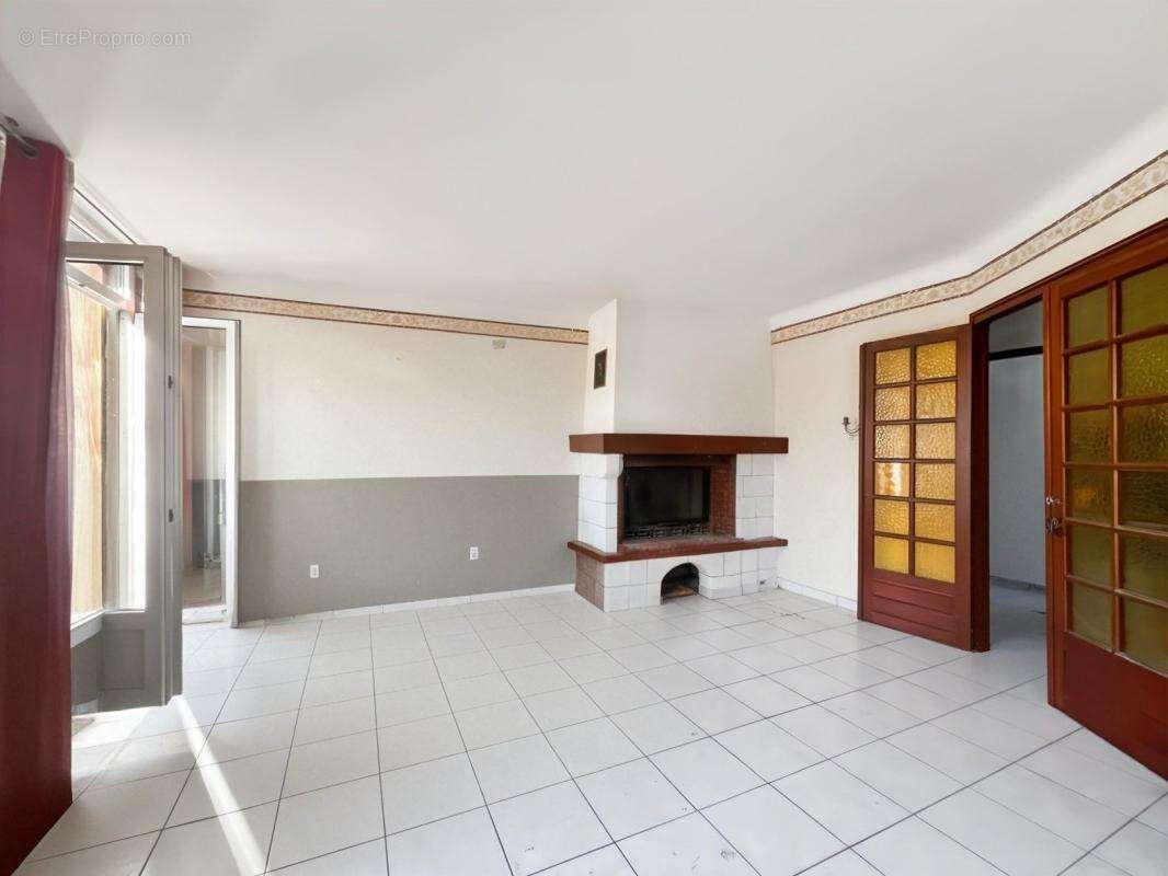 Vente immeuble à Marseillan avec appartement et locaux - photo 3