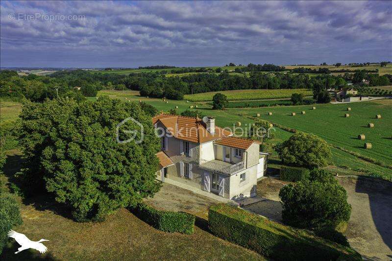 Maison en pierre rénovée à LECTOURE avec JARDIN- 3 CHAMBRES - photo 4