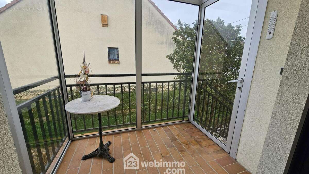 Un SAS d&#039;entrée de 3 m² très pratique... - Maison à MILLY-LA-FORET