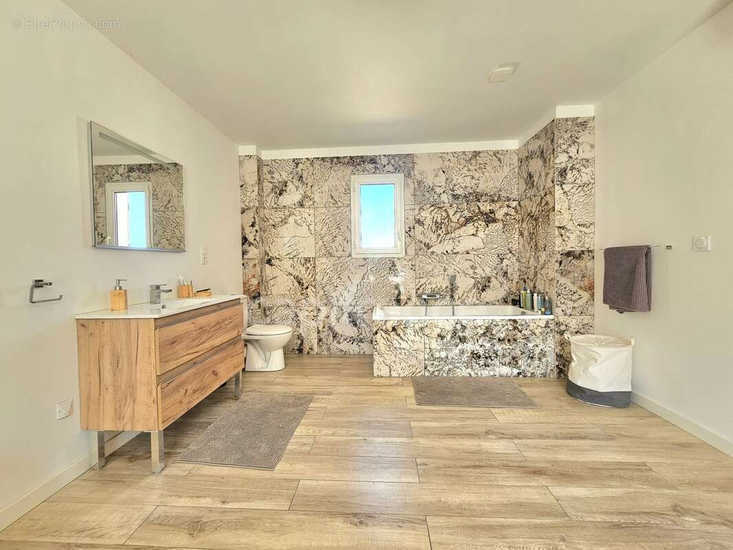 Ensemble immobilier de 368 m2 divisé en 3 habitations, piscine, terrain 1683 m2 à VESCOVATO (Haute Corse) - photo 9