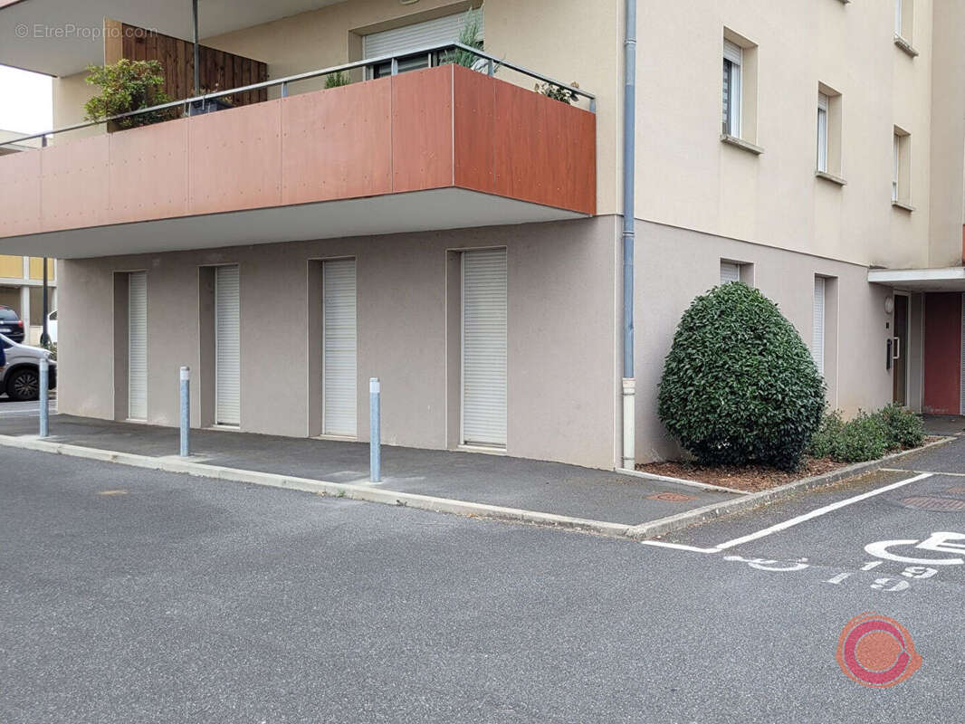 Commerce à MONTBAZENS