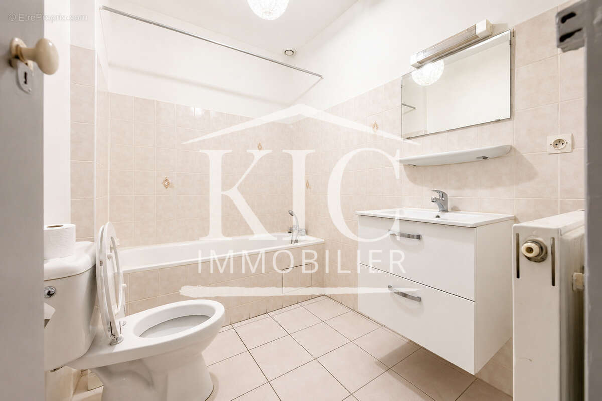 Carcassonne centre-ville - appartement t2 + grenier + parking - photo 7