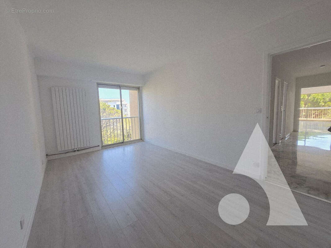 St Raphaël  4 p - 104,65 m²  carrez-  Beaux volumes, lumineux et idéalement situé - photo 11