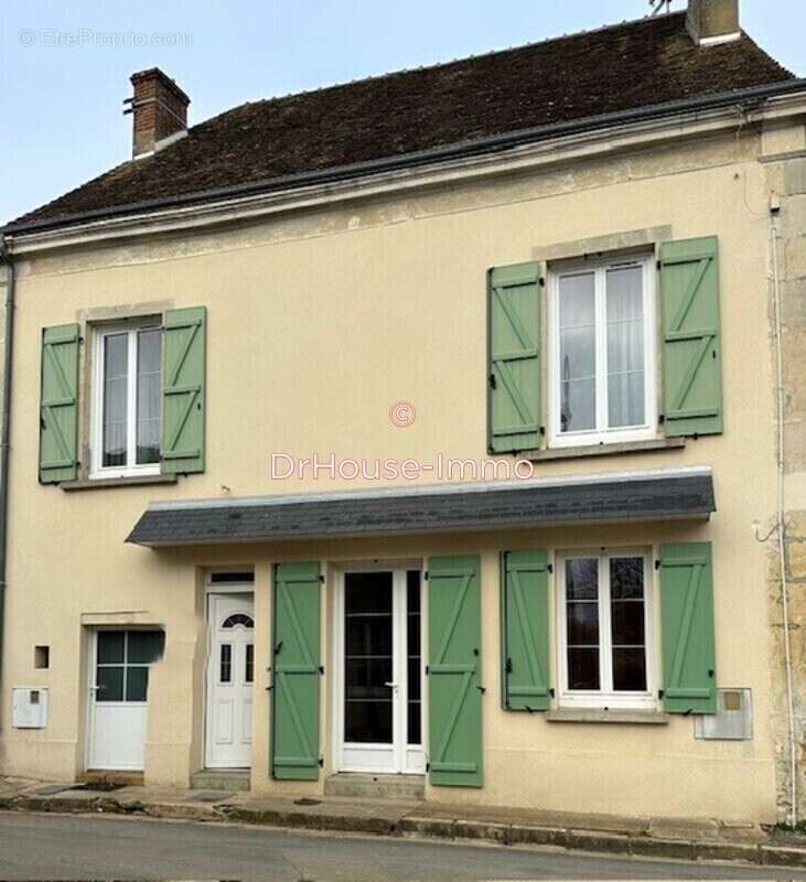 Maison à SAINT-COSME-EN-VAIRAIS