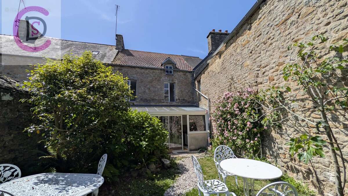 Maison à SAINT-PIERRE-EGLISE