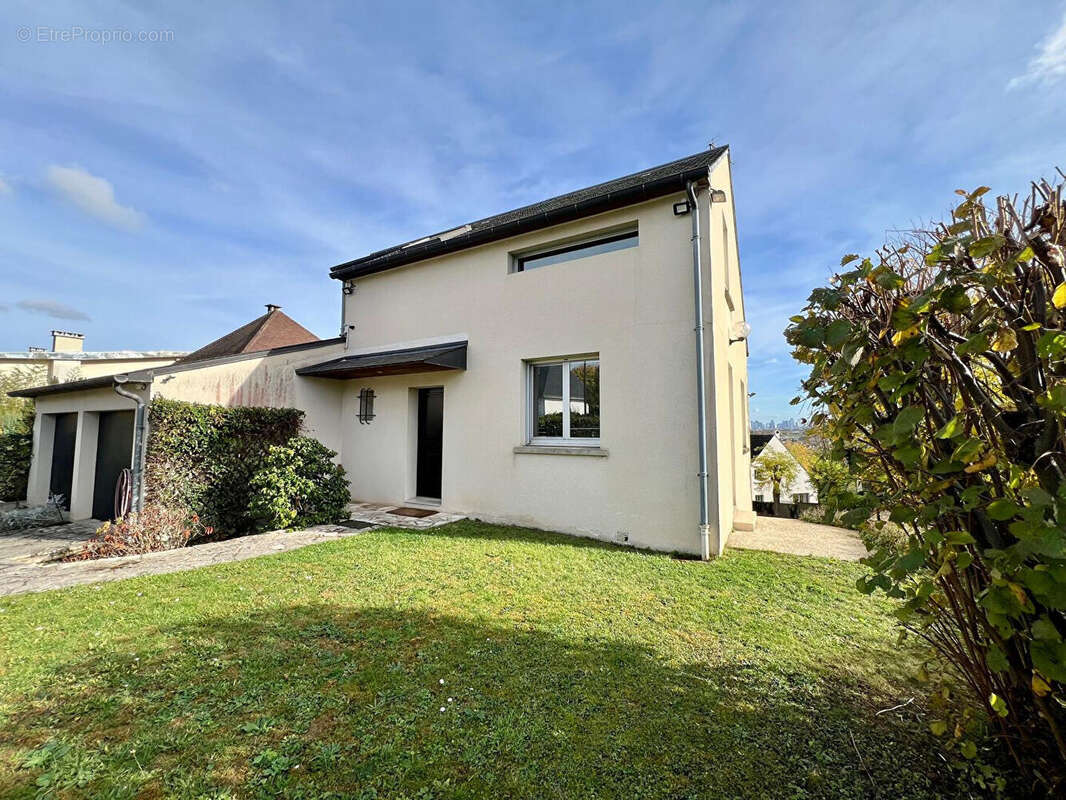 Maison à LE MESNIL-LE-ROI