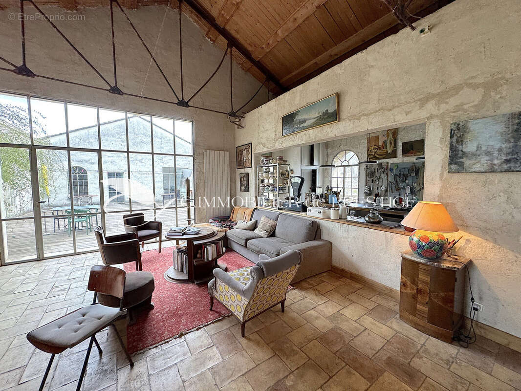 Maison à ENTRAIGUES-SUR-LA-SORGUE