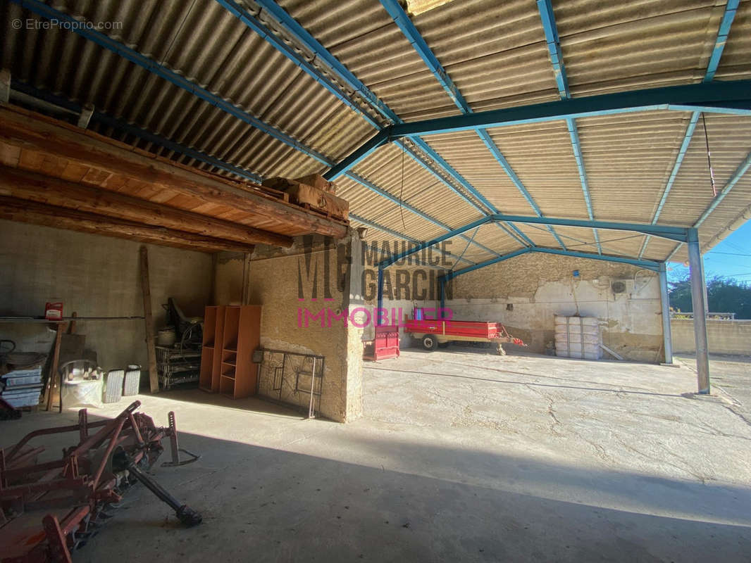 Maison à ENTRAIGUES-SUR-LA-SORGUE