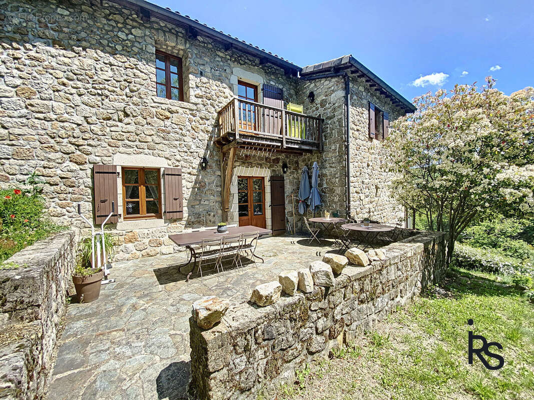 Demeure de caractère de 330m2 rénovés avec 6 chambres, 2,6 ha de terrain, piscine et vue dominante. - photo 13