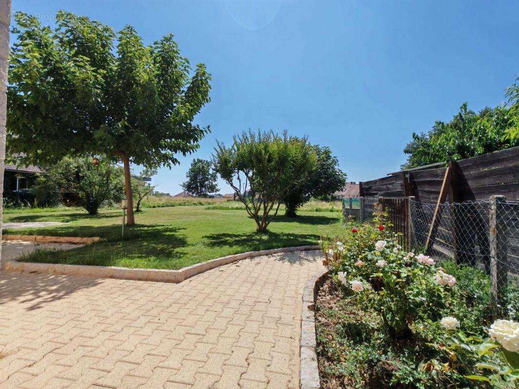 Maison à SAINT-PANTALEON-DE-LARCHE