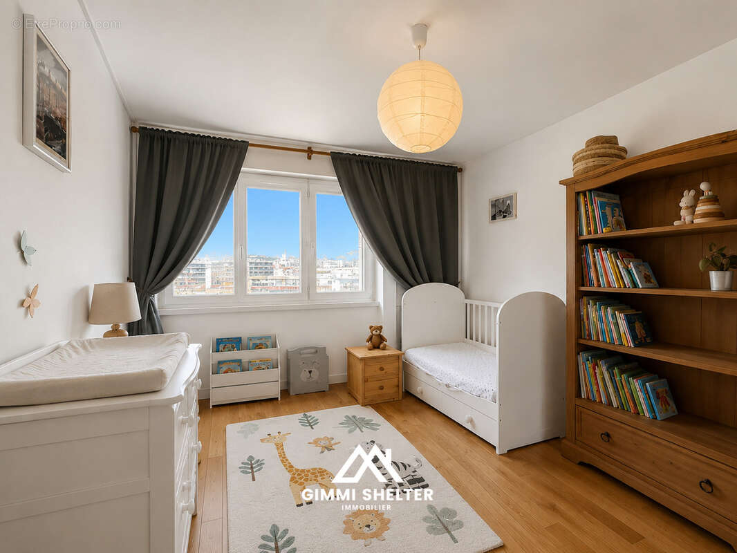 Appartement de 83 m2 vue, balcon, cave et parking, plein centre - photo 8