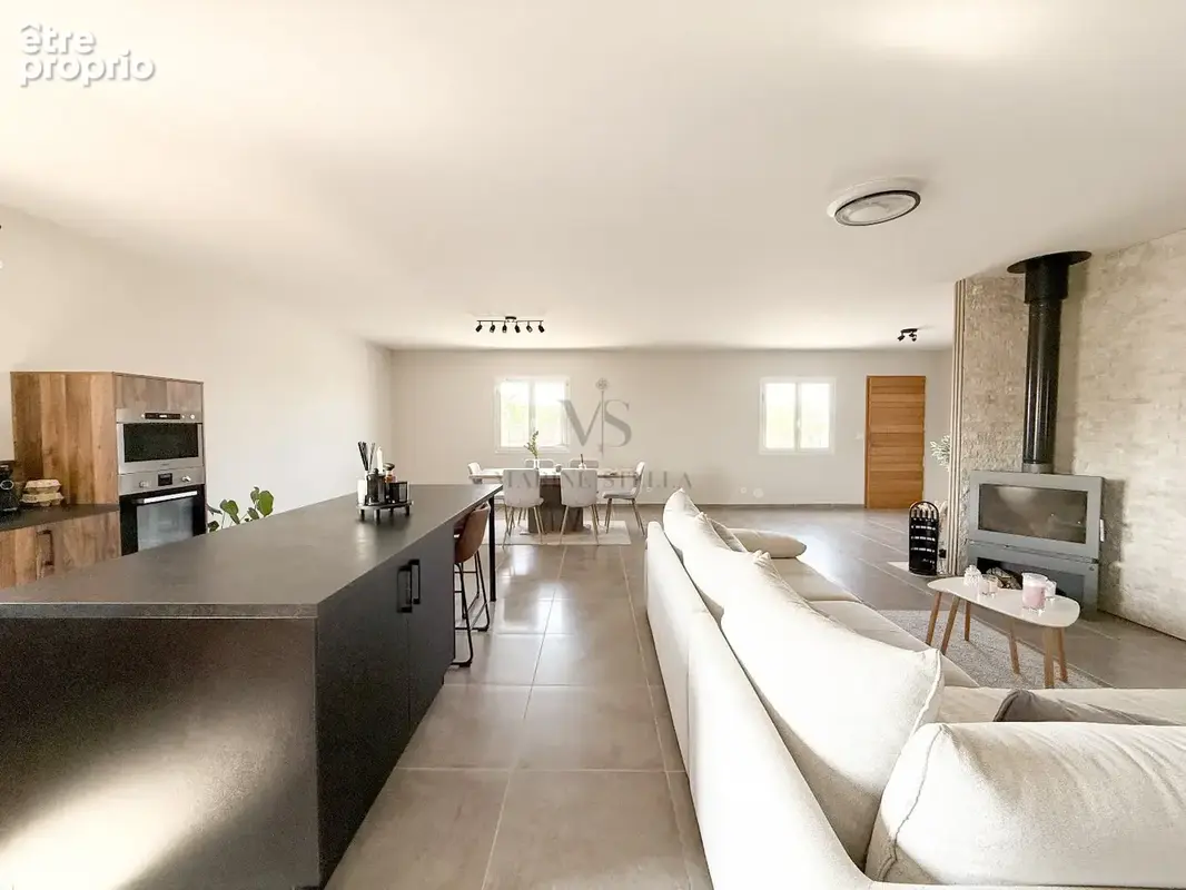 Ensemble Immobilier Rare  Trois Maisons, Piscine, Terrains Agricoles et Équipements pour Activité Animalière - photo 4