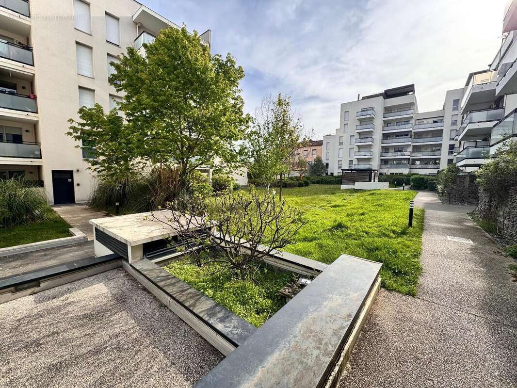   - Appartement à LYON-7E