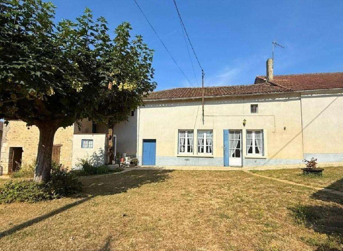 Maison 92 m² à Ruffec  - photo 3
