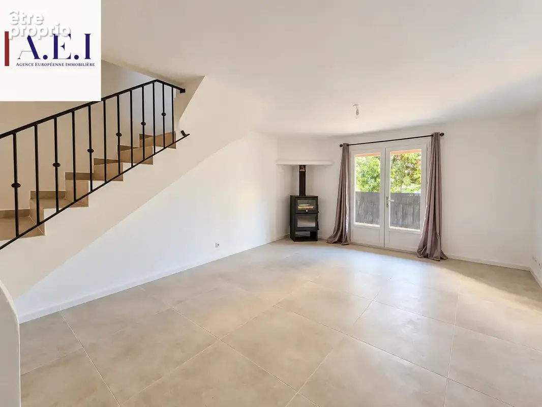 La Seyne sur mer - Maison de ville récente en duplex avec balcon et parking - photo 2