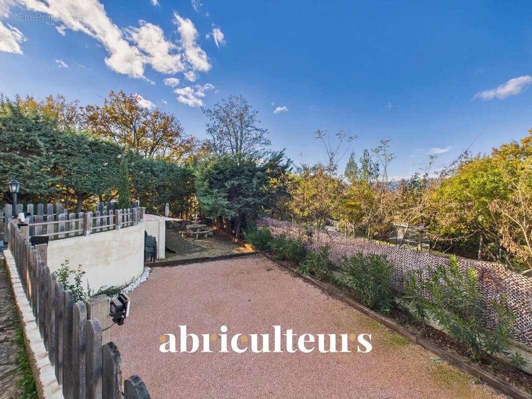 Maison à LA ROQUE-D&#039;ANTHERON