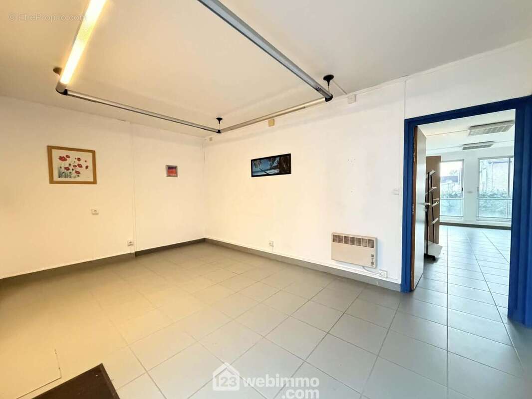 Situé en rez-de-chaussée, idéal pour recevoir du public. - Commerce à LAON