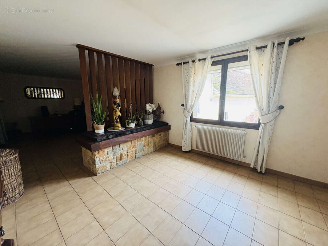 Maison à MAIZIERES-LA-GRANDE-PAROISSE