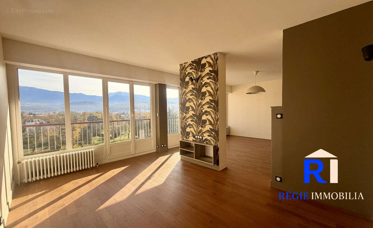 Séjour Double avec accès au balcon - Appartement à ECHIROLLES