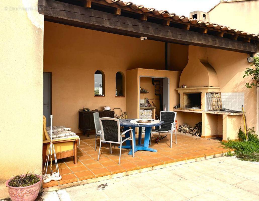 Maison à CEYRESTE