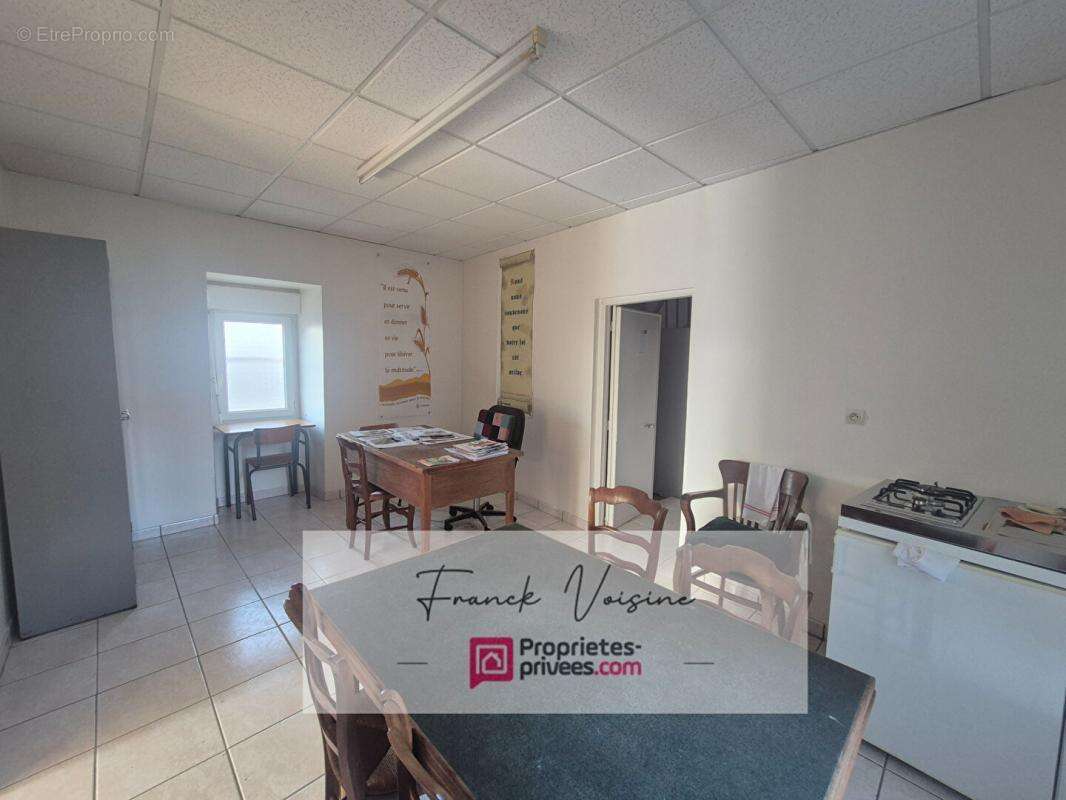 A VENDRE à Rochetrejoux en centre bourg, maison ancienne à rénover - photo 2