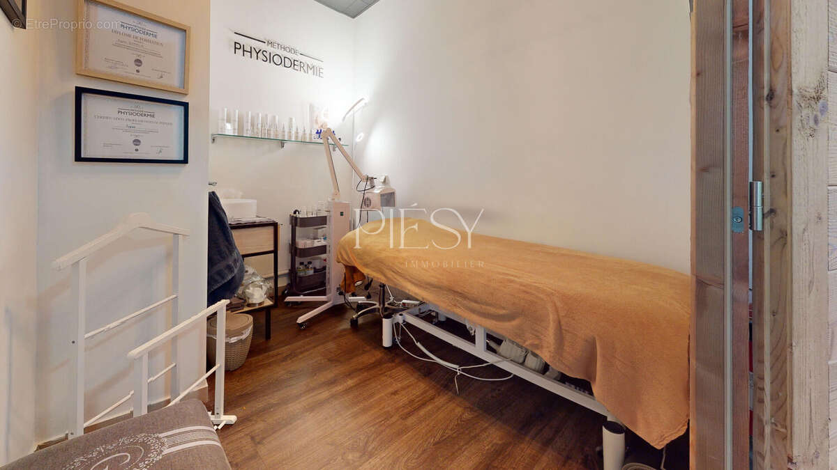 Commerce à ETREMBIERES