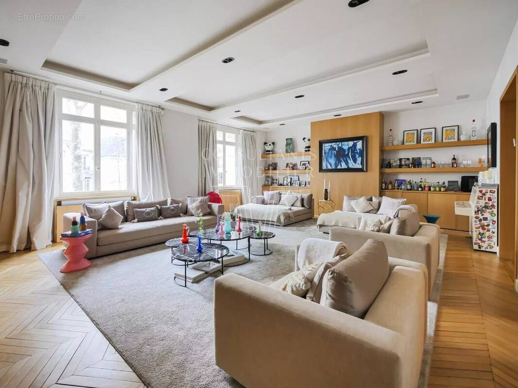 Appartement à PARIS-16E