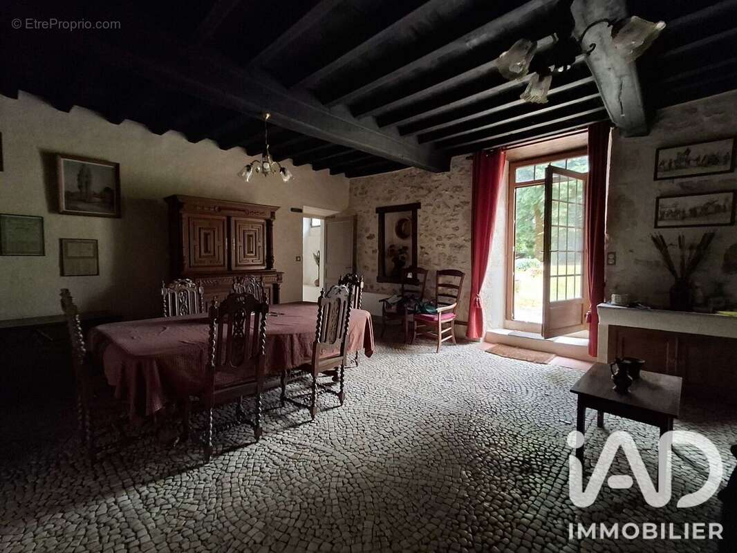 Maison 250 m² à Montbron  - photo 4