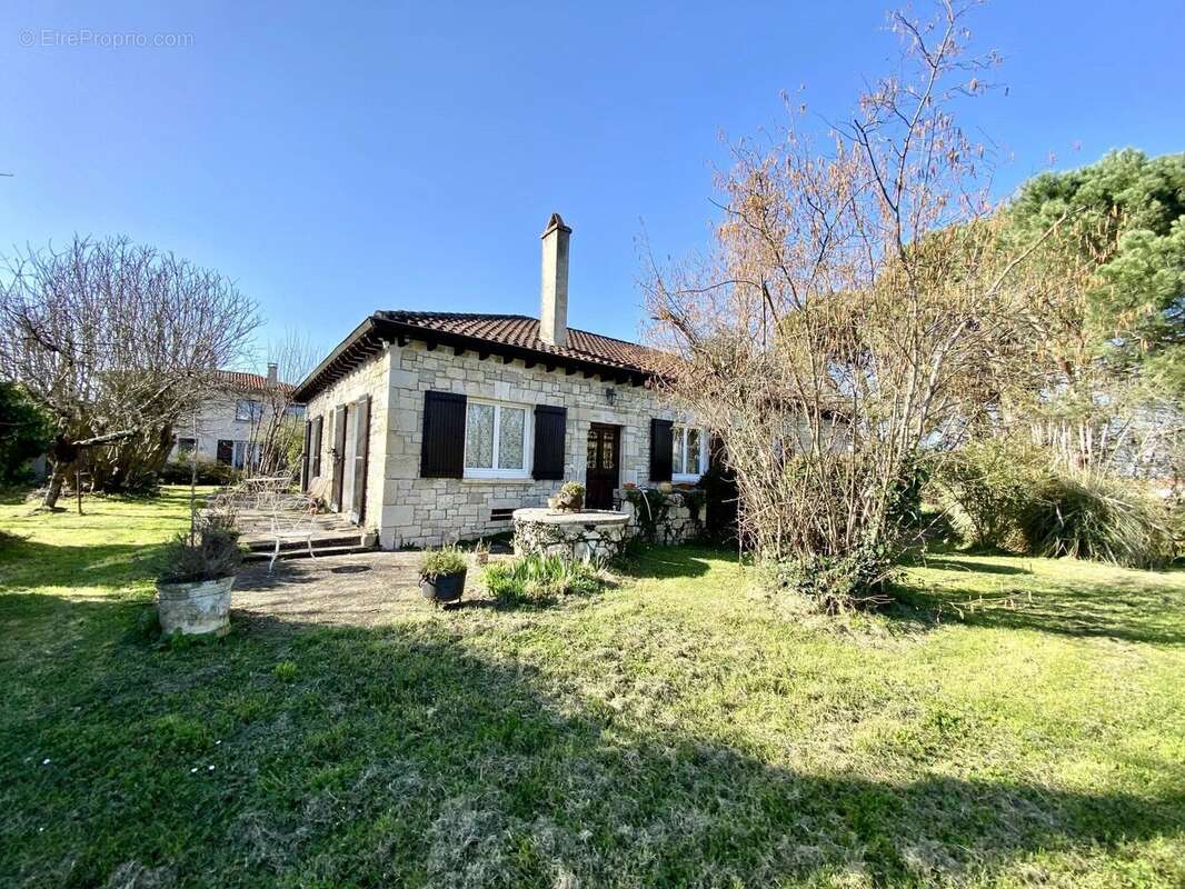 Maison à PUJOLS