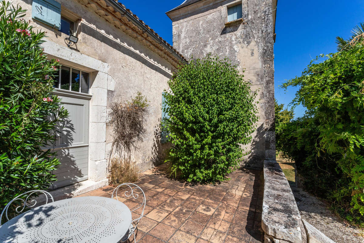 Maison de campagne avec piscine et grange - photo 12